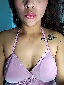 Snapshot of Fox_Roxxan chatting on 10.06.25 Fox Roxxan online show from 10.06.25