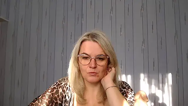 Snapshot of EleanoraDream chatting on 10.22.25 EleanoraDream online show from 10.22.25