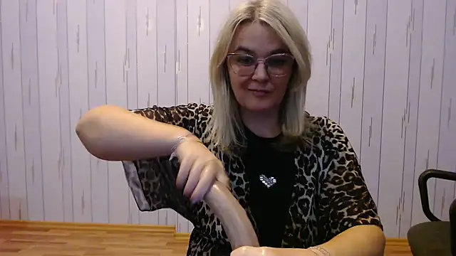 Snapshot of EleanoraDream chatting on 11.07.25 EleanoraDream online show from 11.07.25