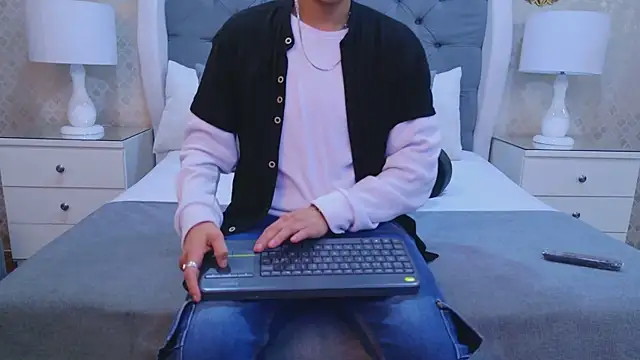 ZoeKrug online show from 10.25.25