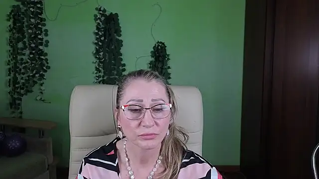 Snapshot of Habibi_Honeyy chatting on 10.22.25 Habibi Honeyy online show from 10.22.25