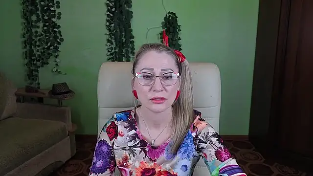 Snapshot of Habibi_Honeyy chatting on 10.28.25 Habibi Honeyy online show from 10.28.25