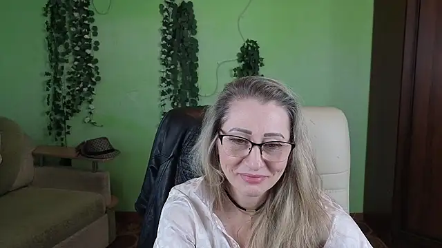 Snapshot of Habibi_Honeyy chatting on 12.15.25 Habibi Honeyy online show from 12.15.25