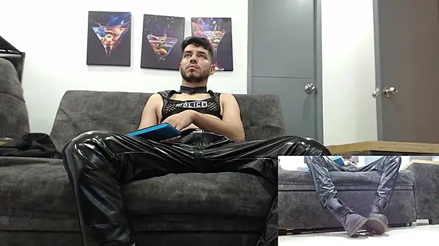 Snapshot of mackdaniels chatting on 10.28.25 mackdaniels online show from 10.28.25