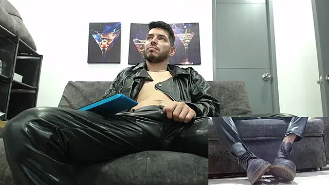 Snapshot of mackdaniels chatting on 11.24.25 mackdaniels online show from 11.24.25