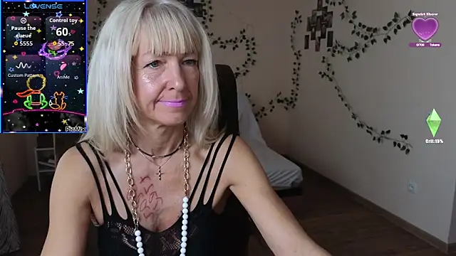 Snapshot of Laura_Gol chatting on 09.24.25 Laura Gol online show from 09.24.25