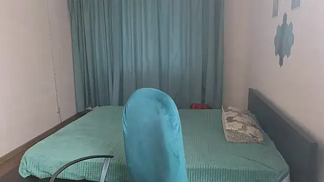 Snapshot of Laura_Gol chatting on 10.13.25 Laura Gol online show from 10.13.25