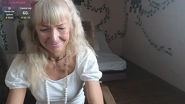 Snapshot of Laura_Gol chatting on 10.24.25 Laura Gol online show from 10.24.25