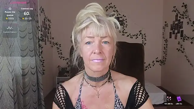 Snapshot of Laura_Gol chatting on 11.11.25 Laura Gol online show from 11.11.25