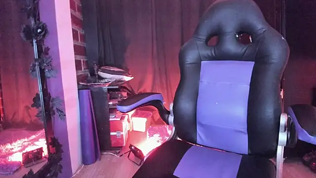 Snapshot of Katyuska_Sg1 chatting on 12.14.25 Katyuska Sg1 online show from 12.14.25