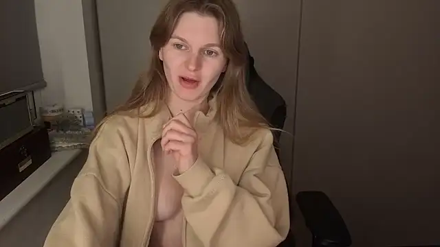 Snapshot of Lilly-Luscious chatting on 11.26.25 Lilly-Luscious online show from 11.26.25