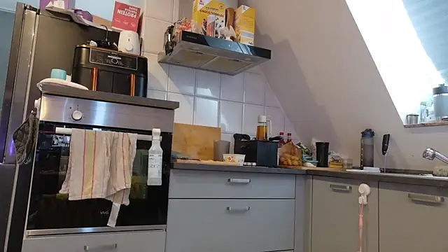 Snapshot of SweetTeenGirl chatting on 10.10.25 SweetTeenGirl online show from 10.10.25