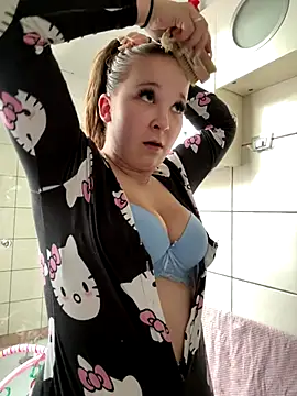 Snapshot of SweetTeenGirl chatting on 10.26.25 SweetTeenGirl online show from 10.26.25