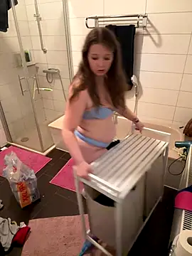 Snapshot of SweetTeenGirl chatting on 10.28.25 SweetTeenGirl online show from 10.28.25