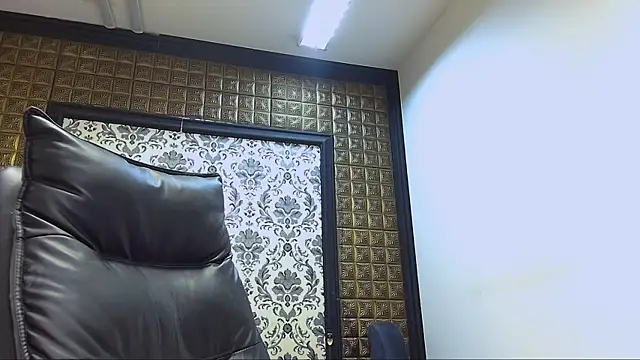 Snapshot of LissaBigTitts chatting on 11.24.25 LissaBigTitts online show from 11.24.25