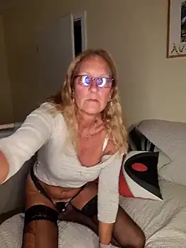 Snapshot of HotWifeLyn68 chatting on 09.29.25 HotWifeLyn68 online show from 09.29.25
