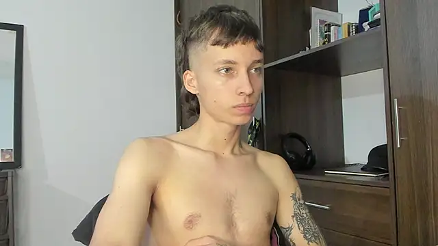 Snapshot of spacehumanz chatting on 10.29.25 spacehumanz online show from 10.29.25