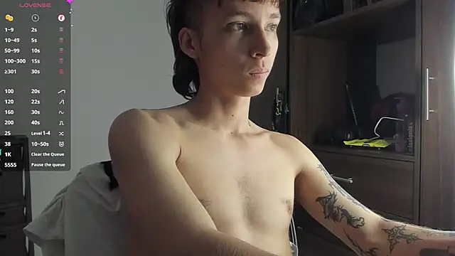 Snapshot of spacehumanz chatting on 11.15.25 spacehumanz online show from 11.15.25