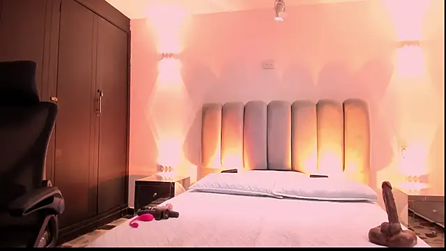 Snapshot of AlliceLover chatting on 10.30.25 AlliceLover online show from 10.30.25