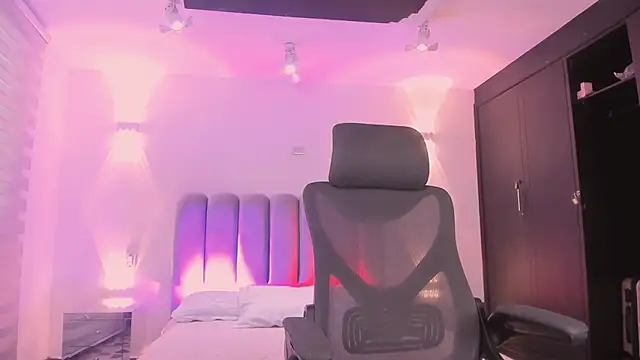 Snapshot of AlliceLover chatting on 11.21.25 AlliceLover online show from 11.21.25