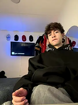 Snapshot of Tonerii chatting on 09.26.25 Tonerii online show from 09.26.25