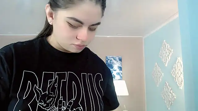 Snapshot of maddissonivanova chatting on 10.25.25 maddissonivanova online show from 10.25.25