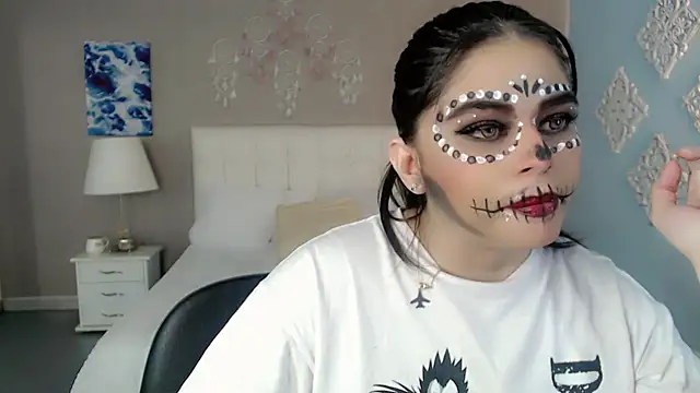 Snapshot of maddissonivanova chatting on 10.26.25 maddissonivanova online show from 10.26.25