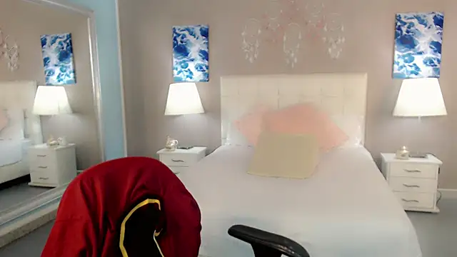 Snapshot of maddissonivanova chatting on 12.13.25 maddissonivanova online show from 12.13.25