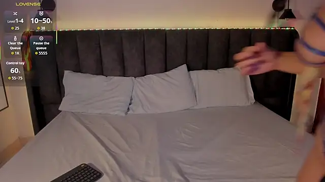 Sophie Smith19  online show from 02.24.26