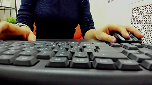 alison  kiss  online show from 10.20.25
