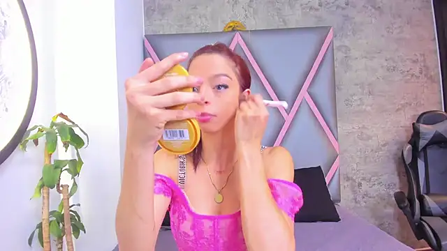 Snapshot of Quee_Sophine chatting on 12.17.25 Quee Sophine online show from 12.17.25