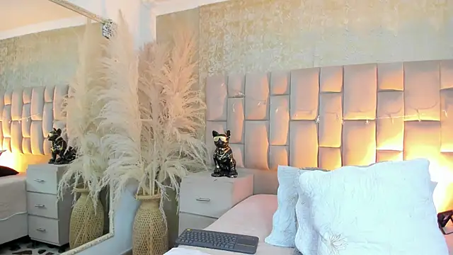 cloesummerr  online show from 12.22.25