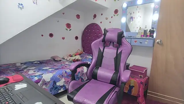 Snapshot of soffy_rosses chatting on 10.18.25 soffy rosses online show from 10.18.25