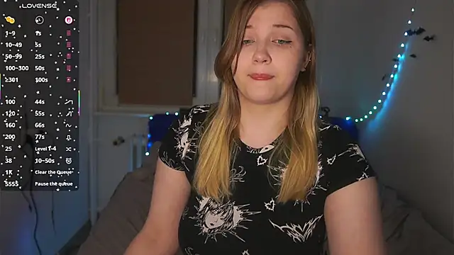 Snapshot of CuteSharloti chatting on 12.13.25 CuteSharloti online show from 12.13.25