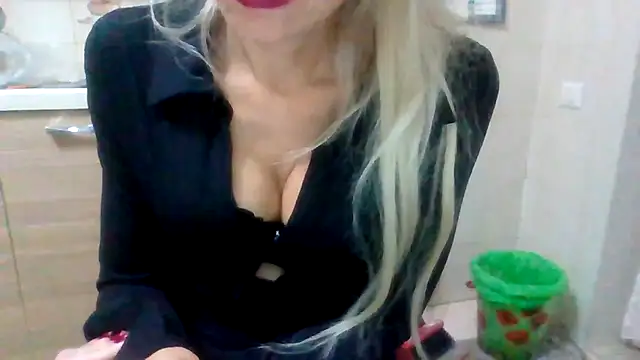 Snapshot of Kelly80 chatting on 10.22.25 Kelly80 online show from 10.22.25