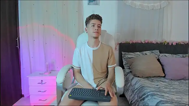 Snapshot of ThiagooJames chatting on 12.16.25 ThiagooJames online show from 12.16.25