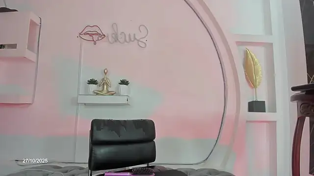 Snapshot of Vicky_Hottman chatting on 10.28.25 Vicky Hottman online show from 10.28.25