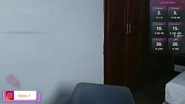 Snapshot of Aleecandrews chatting on 09.22.25 Aleecandrews online show from 09.22.25