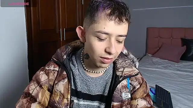 Snapshot of Aleecandrews chatting on 09.27.25 Aleecandrews online show from 09.27.25