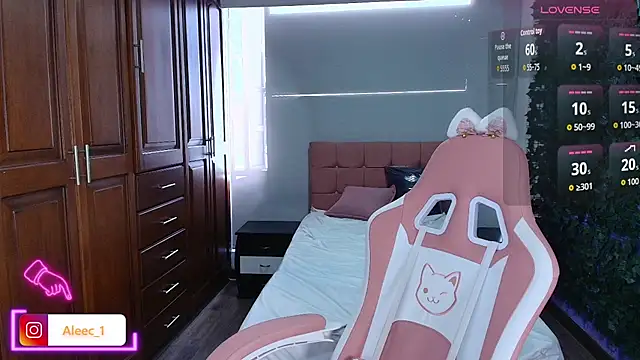 Snapshot of Aleecandrews chatting on 10.03.25 Aleecandrews online show from 10.03.25