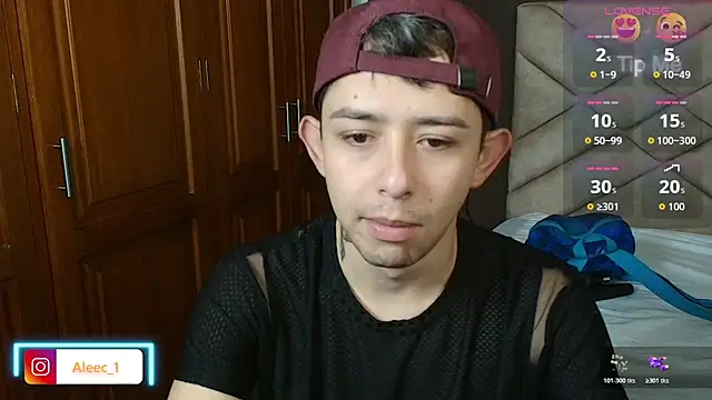 Snapshot of Aleecandrews chatting on 10.25.25 Aleecandrews online show from 10.25.25