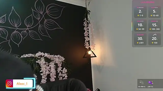 Snapshot of Aleecandrews chatting on 11.11.25 Aleecandrews online show from 11.11.25