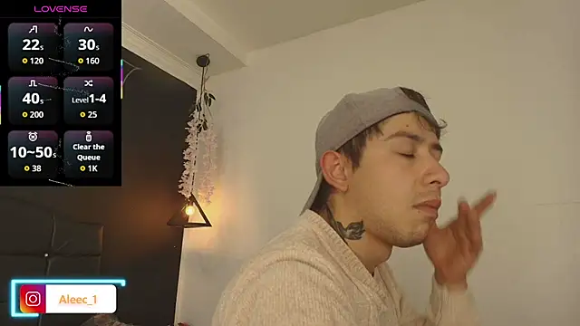 Snapshot of Aleecandrews chatting on 12.02.25 Aleecandrews online show from 12.02.25