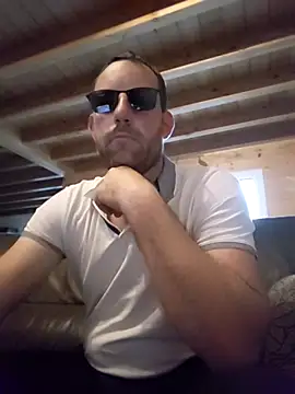 Snapshot of BrunJulienMetis chatting on 05.18.26 BrunJulienMetis online show from 05.18.26