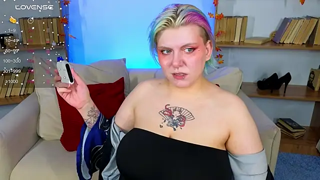 Snapshot of bluelunaray chatting on 10.11.25 bluelunaray online show from 10.11.25