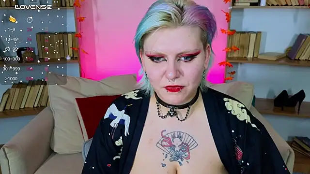 Snapshot of bluelunaray chatting on 10.13.25 bluelunaray online show from 10.13.25