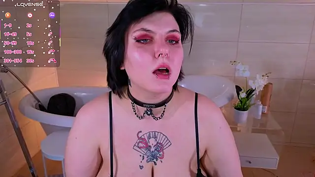 Snapshot of bluelunaray chatting on 10.26.25 bluelunaray online show from 10.26.25