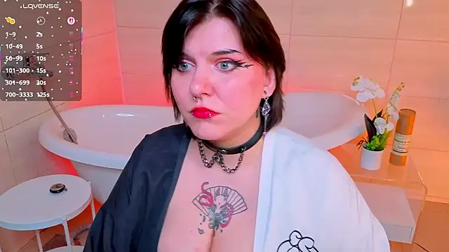 Snapshot of bluelunaray chatting on 11.18.25 bluelunaray online show from 11.18.25