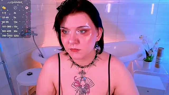 Snapshot of bluelunaray chatting on 11.21.25 bluelunaray online show from 11.21.25