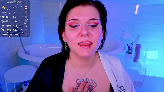 Snapshot of bluelunaray chatting on 11.22.25 bluelunaray online show from 11.22.25